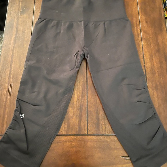 LULULEMON || Gray Crops - Picture 1 of 3